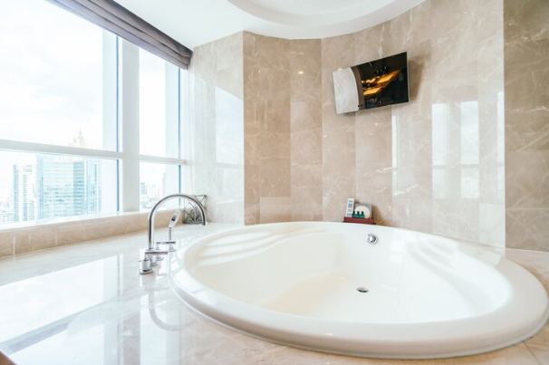 Descubra o material ideal para sua banheira e faça uma escolha consciente para um banheiro que combina estilo e funcionalidade.